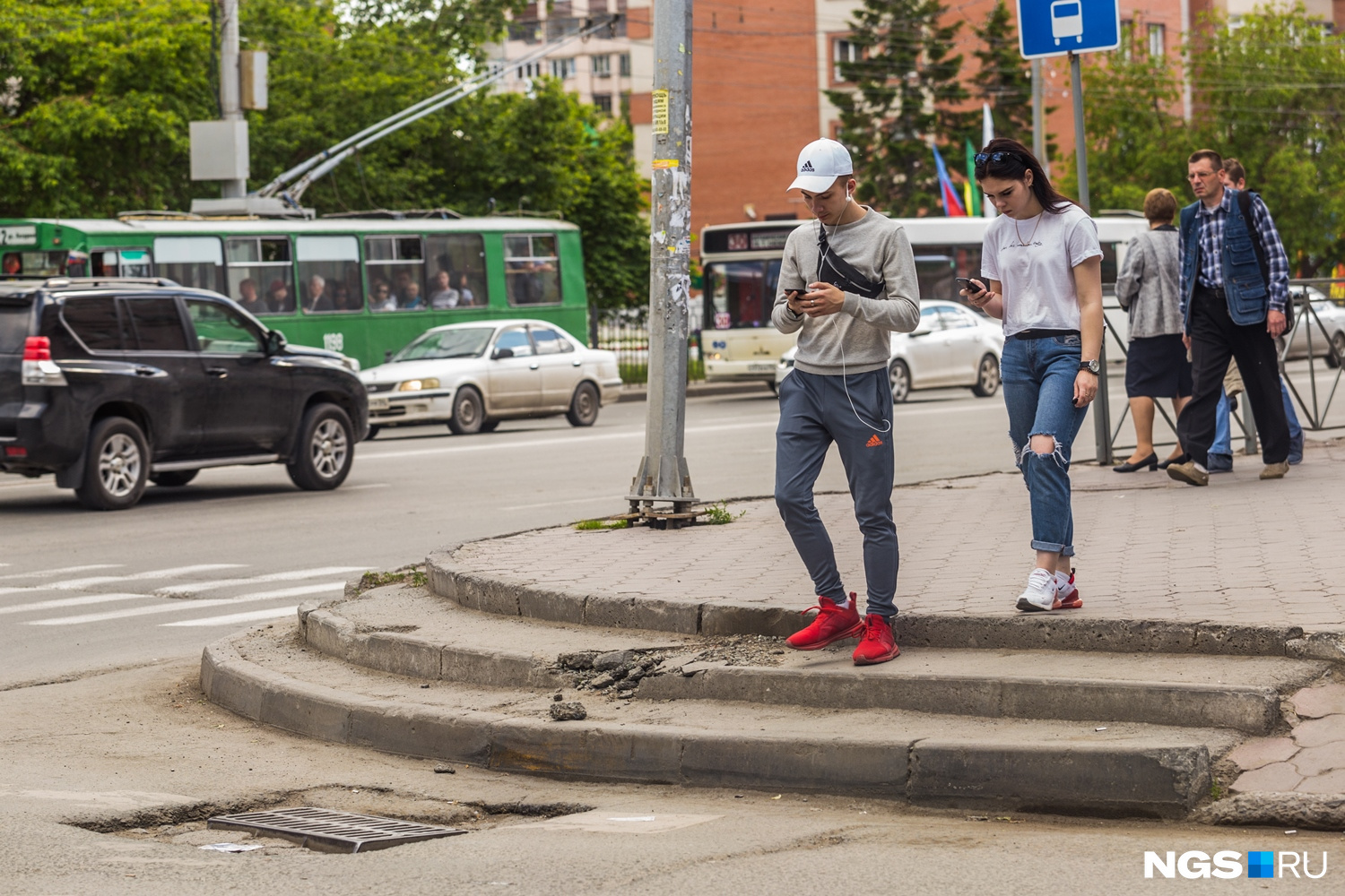 Разбитые тротуары — беда всего города Разбитые тротуары — беда всего города
