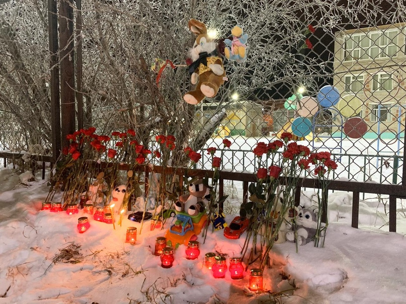 Сейчас жители Ненецкого округа приносят к месту трагедии цветы и игрушки