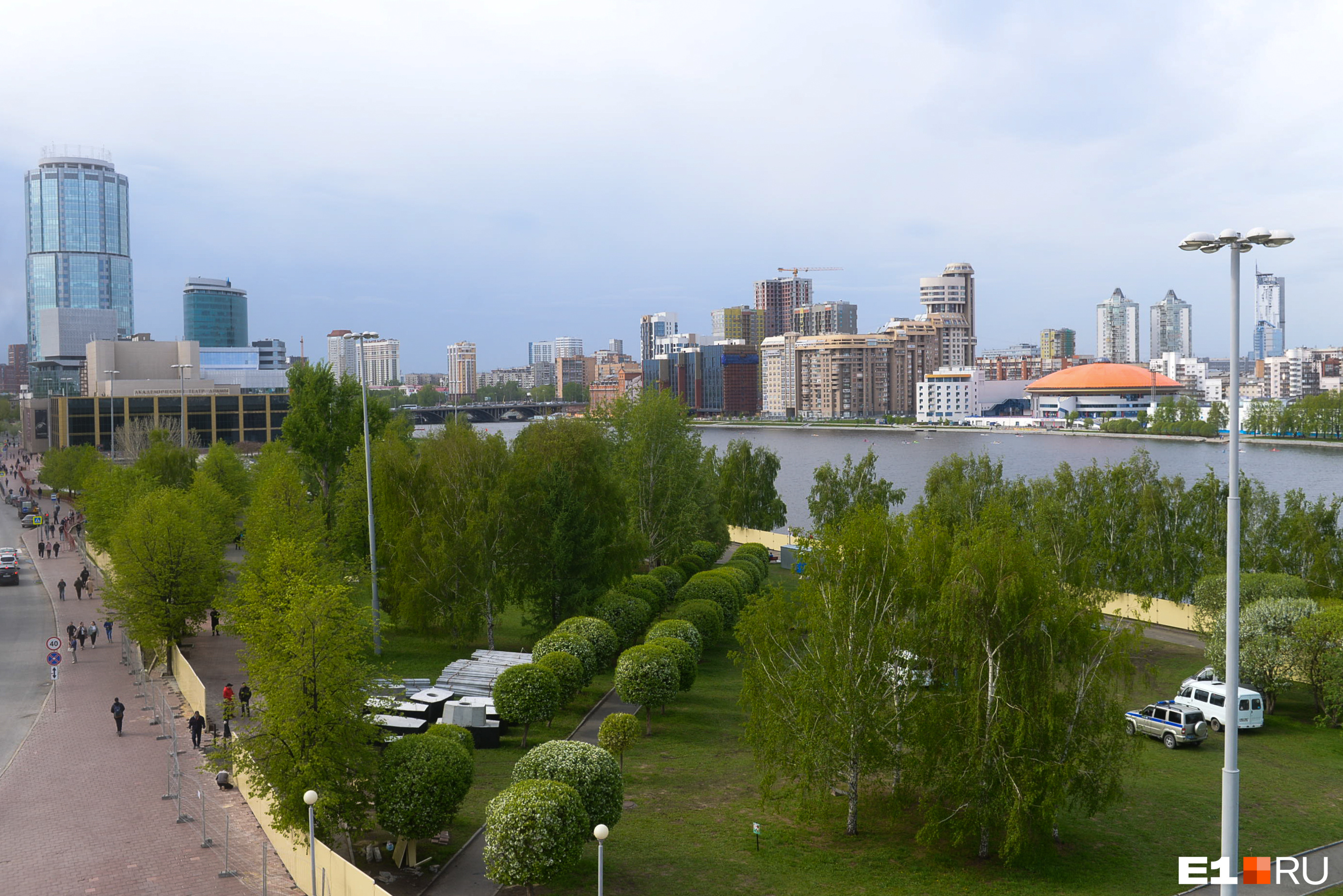 Около екатеринбурга. Сквер у драмтеатра Екатеринбург. Парк у драмтеатра Екатеринбург. Сквер Екатеринбург возле драмтеатра. Сквер у театра драмы Екатеринбург драм.