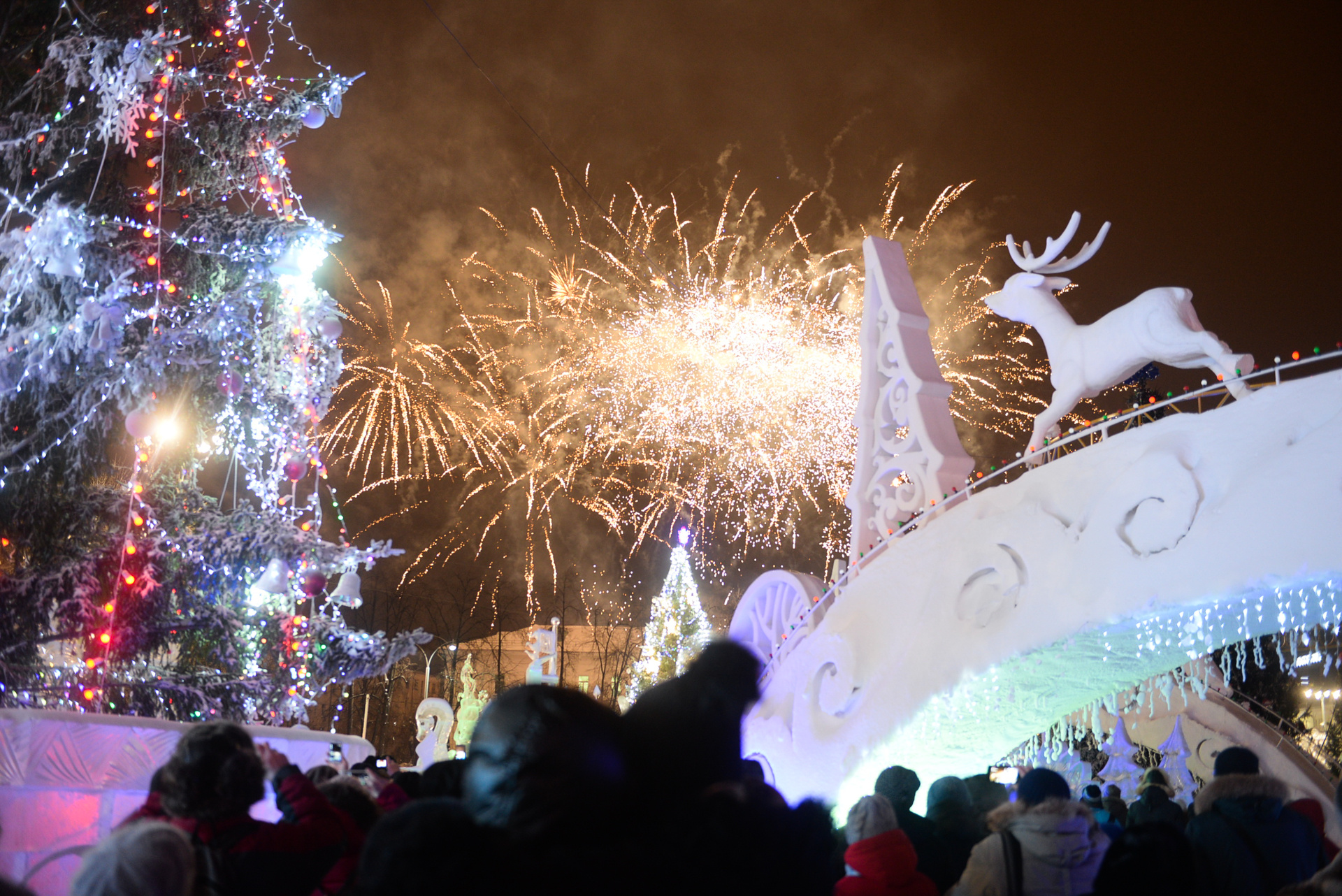 Новогодний екатеринбург. Новогодний городок в Екатеринбурге 2019. Новогодний городок Екатеринбург. Екатеринбург новый год. Новогодняя ночь в Екатеринбурге.