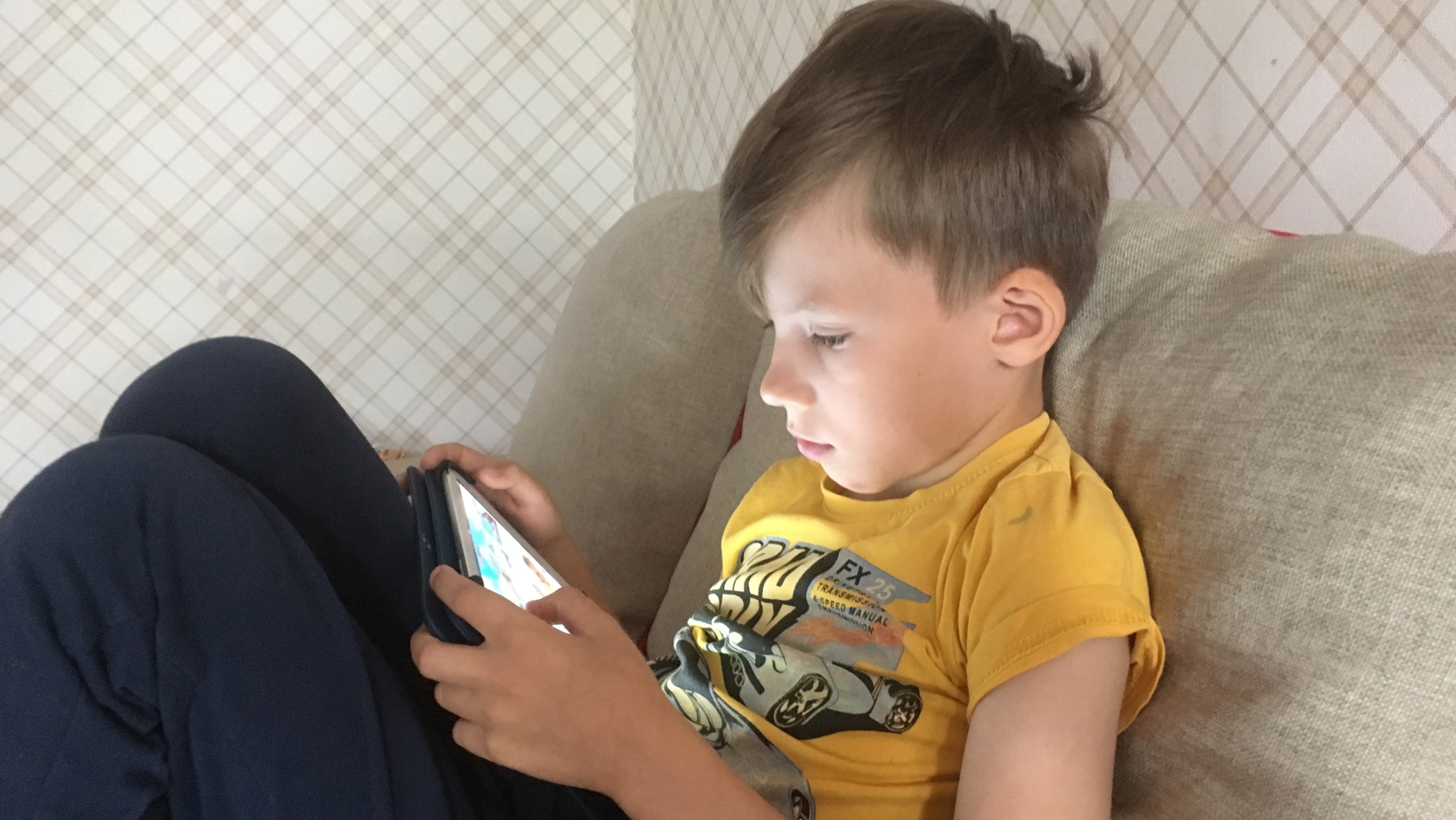 «Не пускайте детей на помойку»: эксперт по безопасности — о том, что блокировать в детском смартфоне