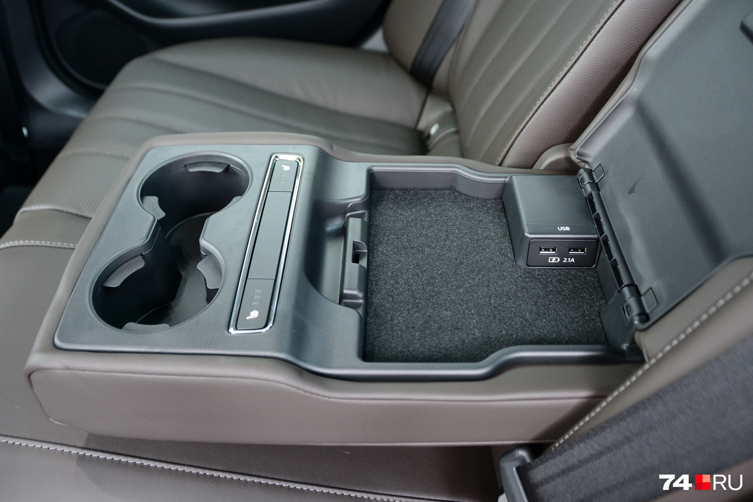 Доступен и подогрев задних сидений — его кнопки располагаются внутри широкого подлокотника