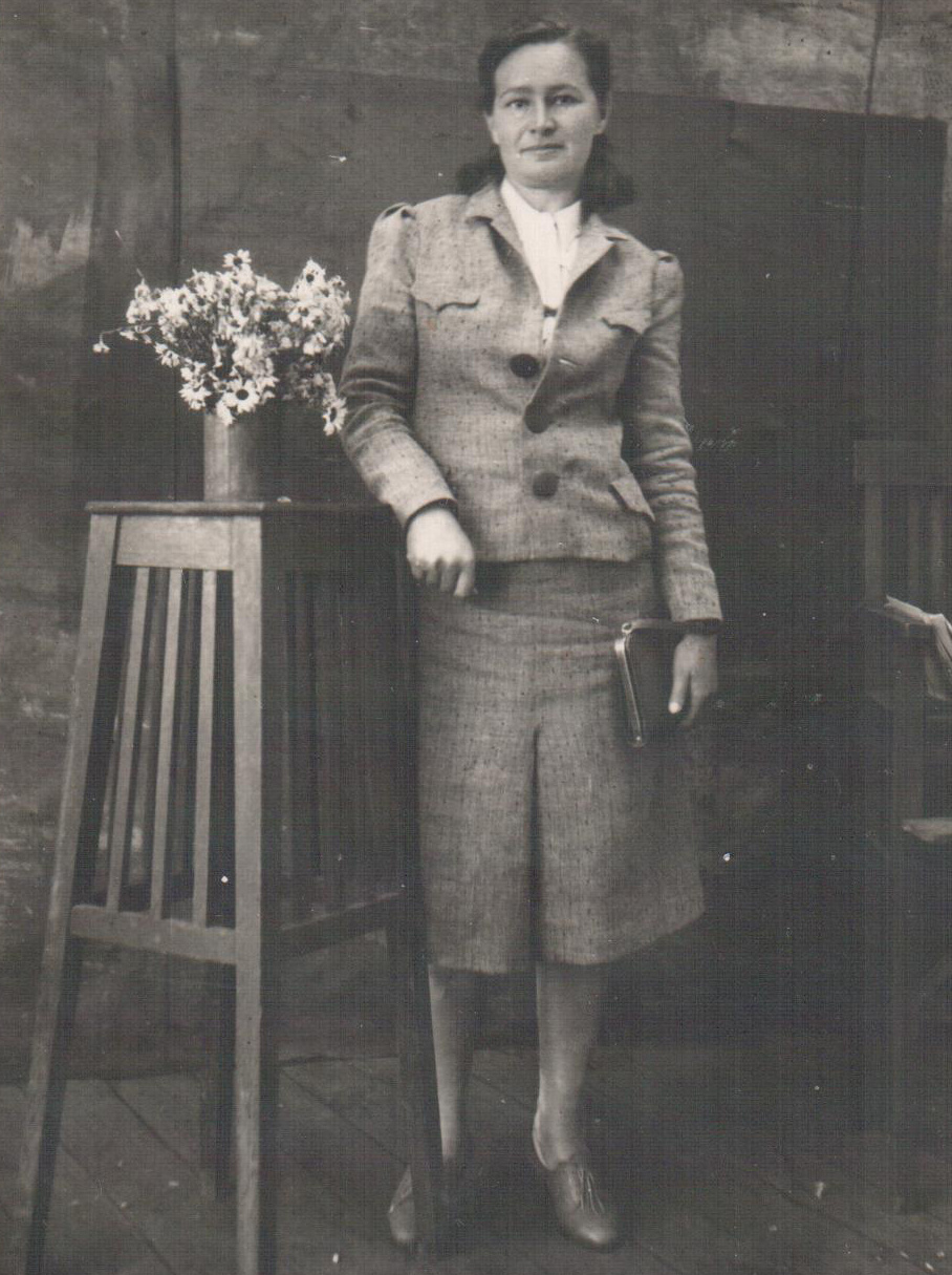 Учительница Мария Михайловна, мода 1940–1950-х годов. Фото предоставлено Анастасией Близнюк