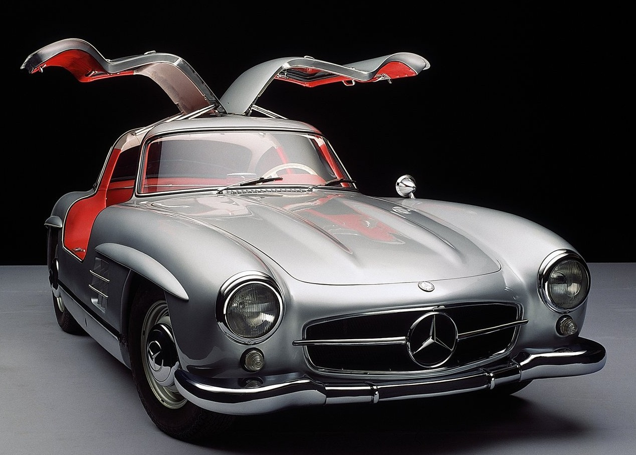 Mercedes-Benz 300 SL середины 50-х имел прямой впрыск топлива в цилиндры, но для того времени технология была слишком эксклюзивной и в массы пошла значительно позже Mercedes-Benz 300 SL середины 50-х имел прямой впрыск топлива в цилиндры, но для того времени технология была слишком эксклюзивной и в массы пошла значительно позже