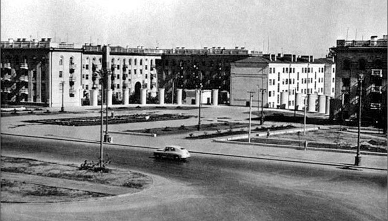 Строительство колоннады на площади Ленина
