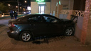 Mazda врезалась в светофор и забор: водитель утверждает, что ей помешала другая машина