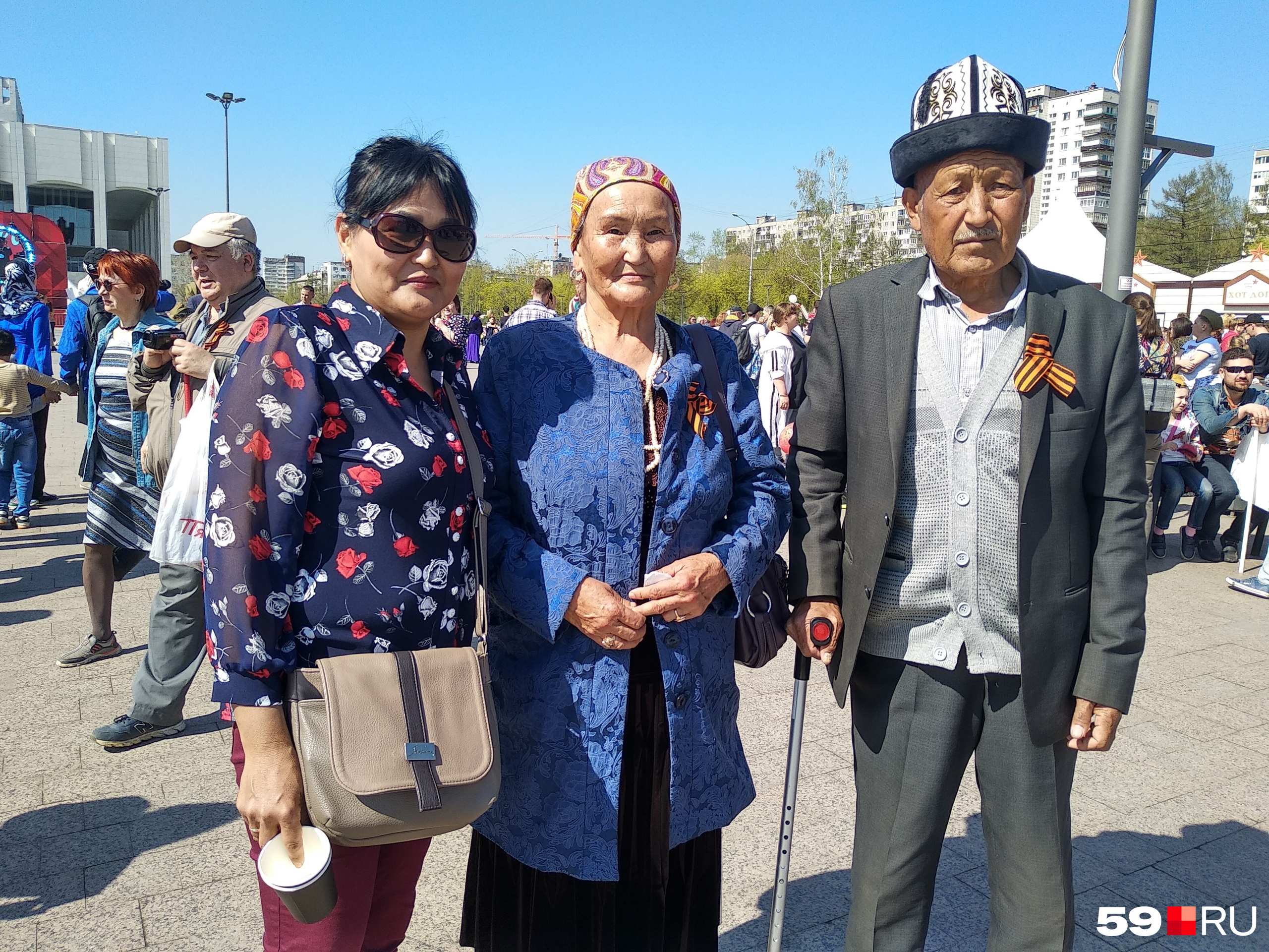 Семья из Киргизии специально приехали на 9 Мая в Пермь — к дочке Эльмире (слева)