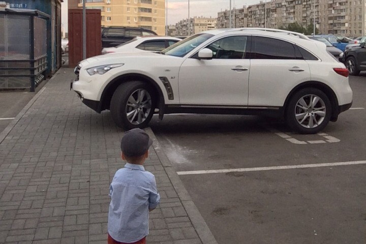 А вот его единомышленник на Infiniti: даже трёхлетний малыш в шоке. Машина не только занимает парковочное место для инвалидов, но и тротуар А вот его единомышленник на Infiniti: даже трёхлетний малыш в шоке. Машина не только занимает парковочное место для инвалидов, но и тротуар