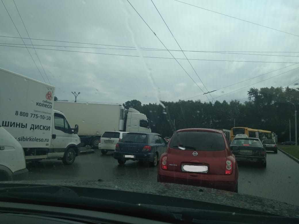 Автомобили встали в глухую пробку на улицах Петухова и Сибиряков-Гвардейцев Автомобили встали в глухую пробку на улицах Петухова и Сибиряков-Гвардейцев