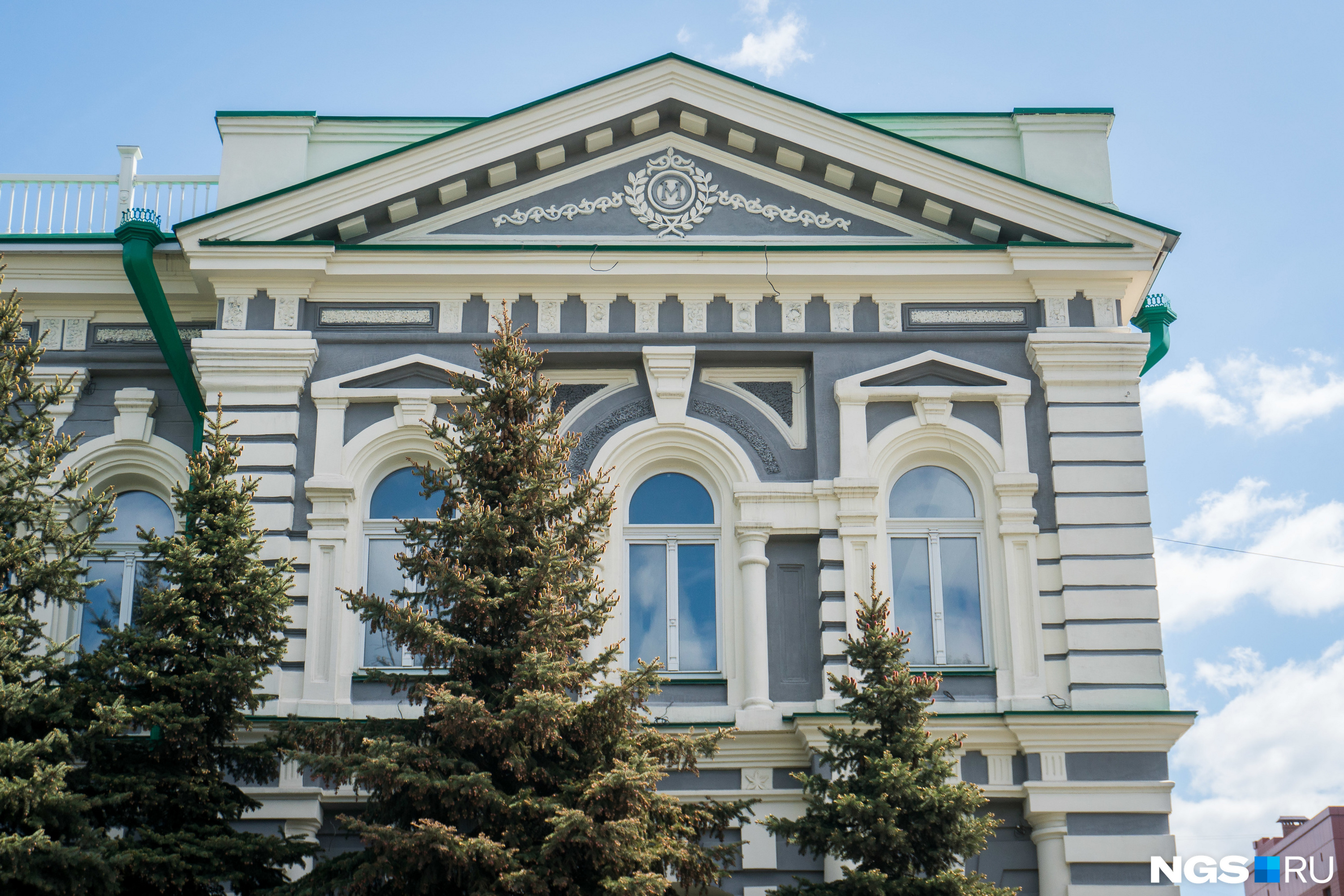 Здание построили в 1905 году для коммерсанта Мамонтова — на фасаде сохранились его инициалы Здание построили в 1905 году для коммерсанта Мамонтова — на фасаде сохранились его инициалы