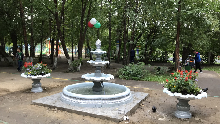 Жителям многоэтажки на Металлургов поставили фонтан во дворе к юбилею дома