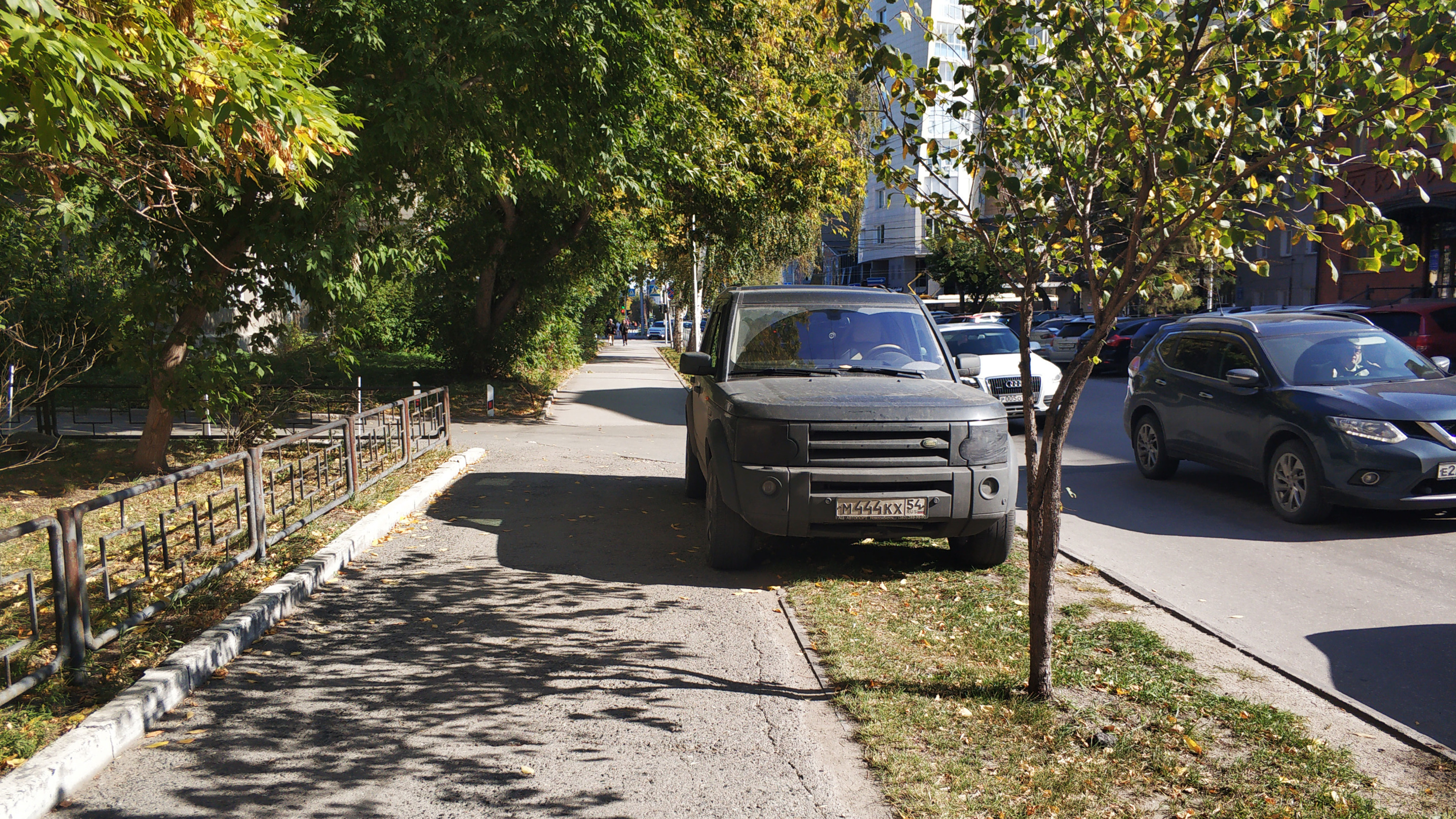 Land Rover на газоне Land Rover на газоне