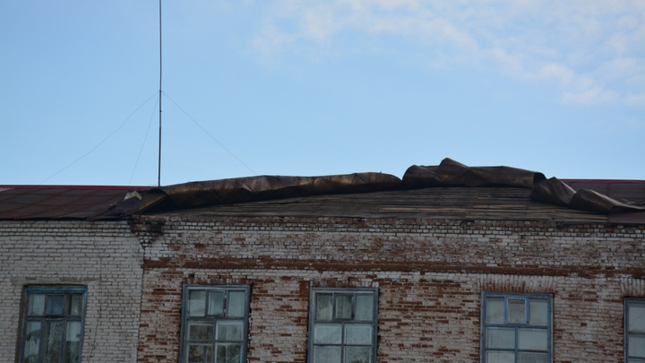 У «Путника» сорвало крышу: в Башкирии из-за порыва ветра пострадало детское учреждение