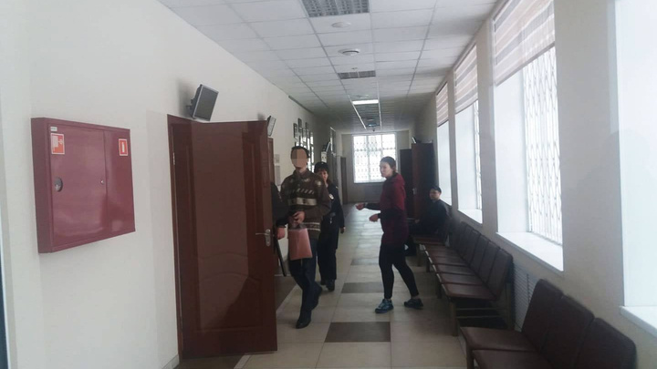 Суд отпустил домой математика из Екатеринбурга, которого бывшая жена обвинила в домогательствах к дочери