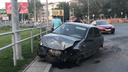 «Обломки разбросало по газону»: в Самаре водитель Lada Kalina врезался в ограждения у «Современника»