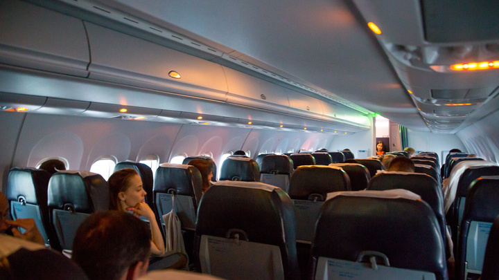 Пассажир самолета пересел в бизнес-класс из эконома. Его забрала полиция