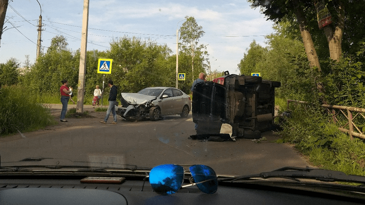 Такси перевернуло на бок: в Архангельске столкнулись две иномарки