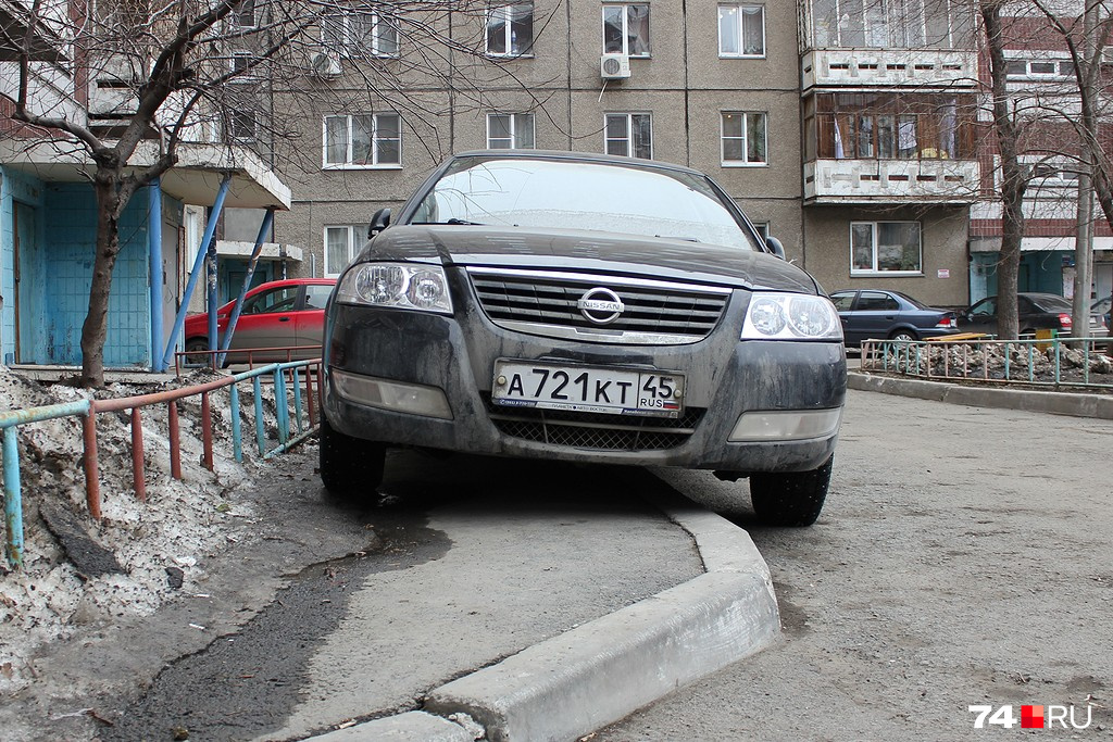 Nissan Almera рискнула бампером и взобралась на довольно высокий бордюр Nissan Almera рискнула бампером и взобралась на довольно высокий бордюр