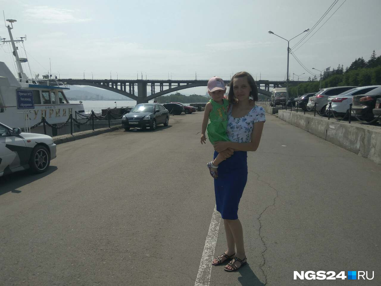 Татьяна с дочкой Мирославой гуляет, несмотря на жару Татьяна с дочкой Мирославой гуляет, несмотря на жару