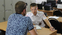 «Хотел научить»: отец катал 5-летнего сына на коленях в «Мерседесе» и получил штраф