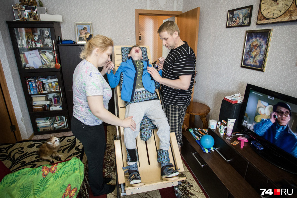 Ежедневно родители самостоятельно делают Богдану множество процедур, чтобы поддерживать его тело<br>