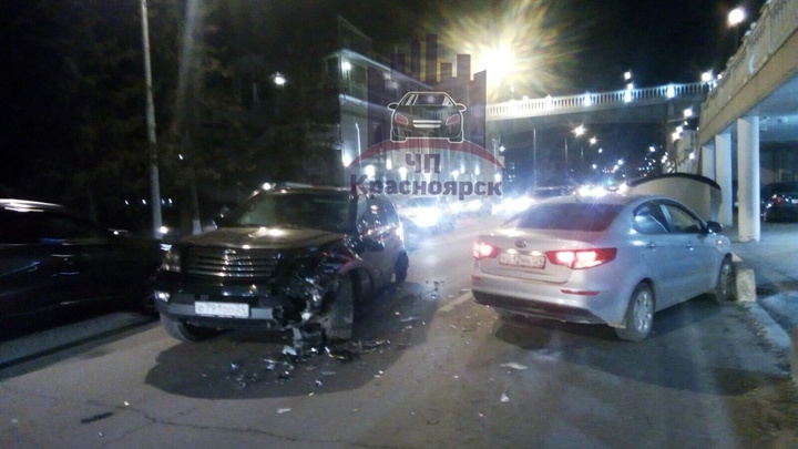 Авария из четырех авто поставила в пробку улицу Дубровинского