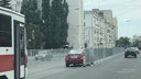 Встал на рельсы: на Самарской площади Сhevrolet укатился на трамвайные пути