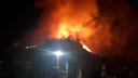 «Ремонт фасада шёл»: в жилом доме на Южном Урале произошёл сильный пожар, эвакуировали 75 человек