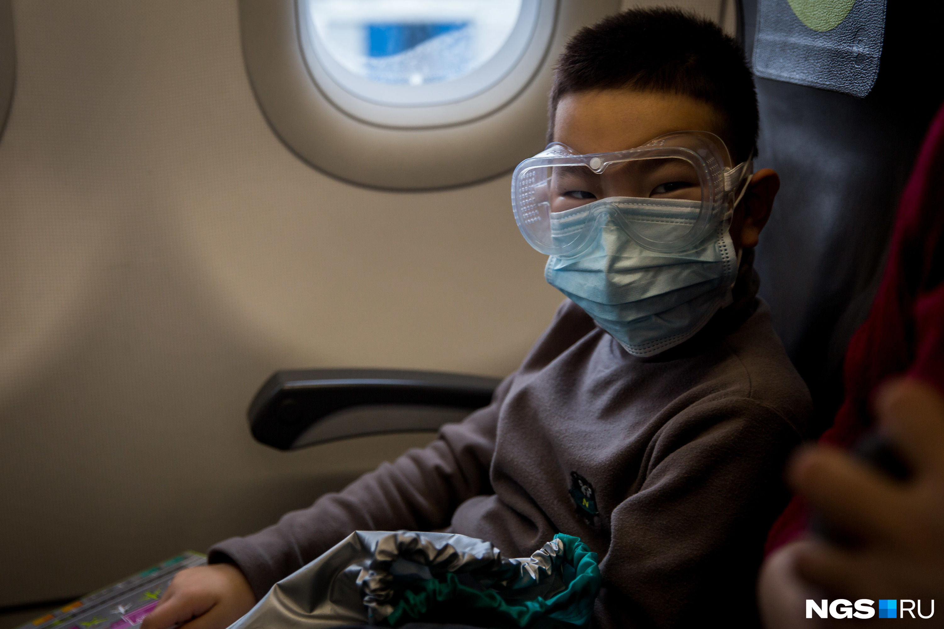 Некоторые пассажиры предпочитают защищаться не только медицинскими масками, но ещё и очками, плотно прилегающими к коже