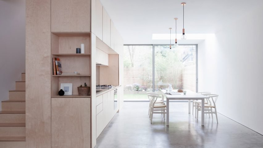 Кухня и лестница в лондонской квартире, проект архитектора Лариссы Джонстон, представляют собой единый фанерный блок