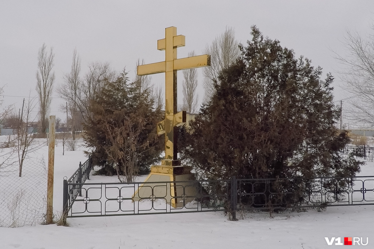 Складывает ощущение, что крест поставили не только в центре Красного Пахаря, но и на самом хуторе