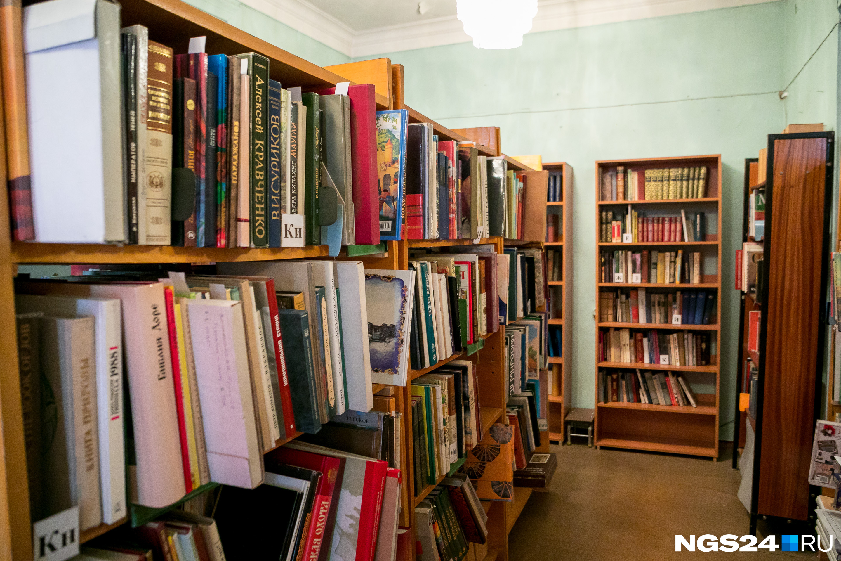 В отделе хранится 30 тысяч книг и только сотрудники могут быстро найти нужную