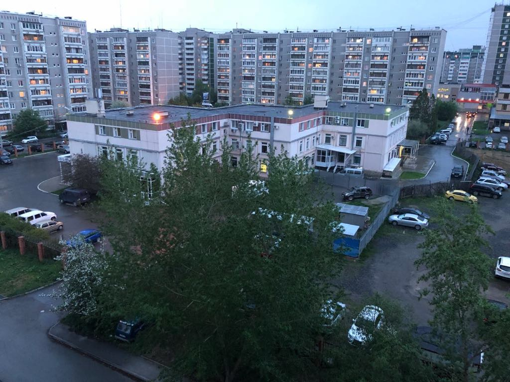Вот на этой площадке, на отгороженном забором участке перед миграционным центром, хотят построить высотку (вид из дома, которому предстоит жить «окна в окна») Вот на этой площадке, на отгороженном забором участке перед миграционным центром, хотят построить высотку (вид из дома, которому предстоит жить «окна в окна»)