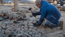C фонариками и метлами: жители Рыбинска откопали 30 метров старинной мостовой