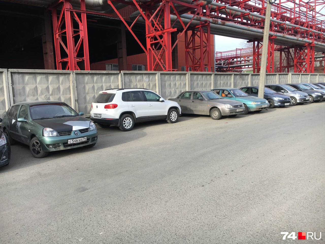 А вот интересная ситуация: формально белый Tiguan занимает два или три парковочных места. С другой стороны, в отсутствие знаков, парковка автомобилей в России должна осуществляться вдоль проезжей части, а не поперек. Напишите в комментариях, как именно нужно ставить машину на парковке у проходной ЧТПЗ (улица Нахимова) А вот интересная ситуация: формально белый Tiguan занимает два или три парковочных места. С другой стороны, в отсутствие знаков, парковка автомобилей в России должна осуществляться вдоль проезжей части, а не поперек. Напишите в комментариях, как именно нужно ставить машину на парковке у проходной ЧТПЗ (улица Нахимова)