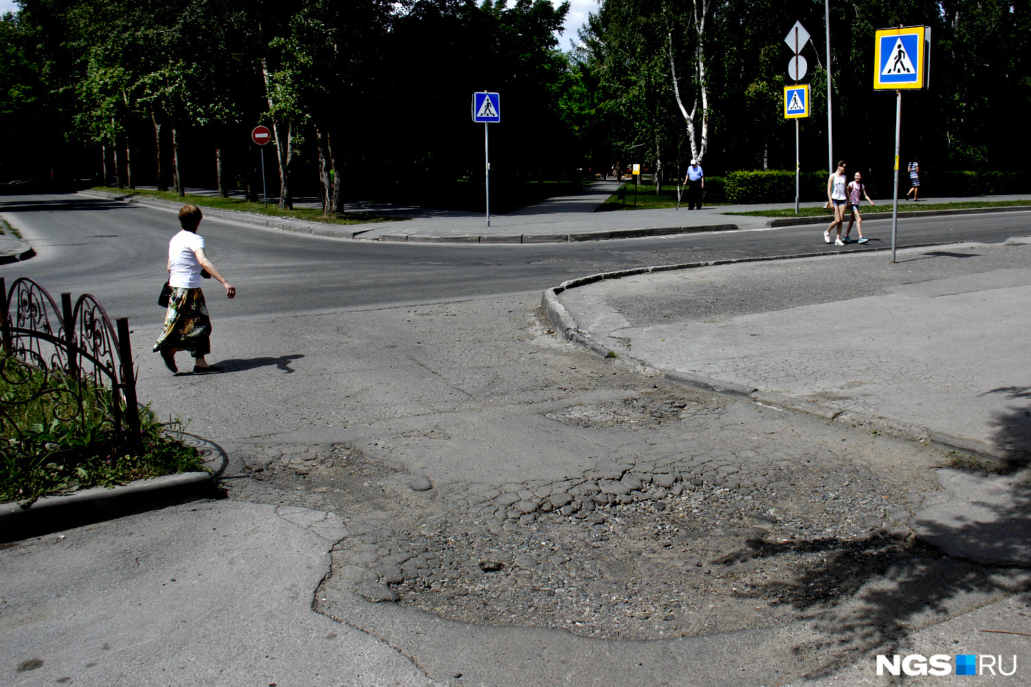 Разбитая дорога на выезде к улице Римского-Корсакова