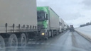 Дорожники восстановили движение на М-5 в Челябинской области, вставшее из-за большегрузов