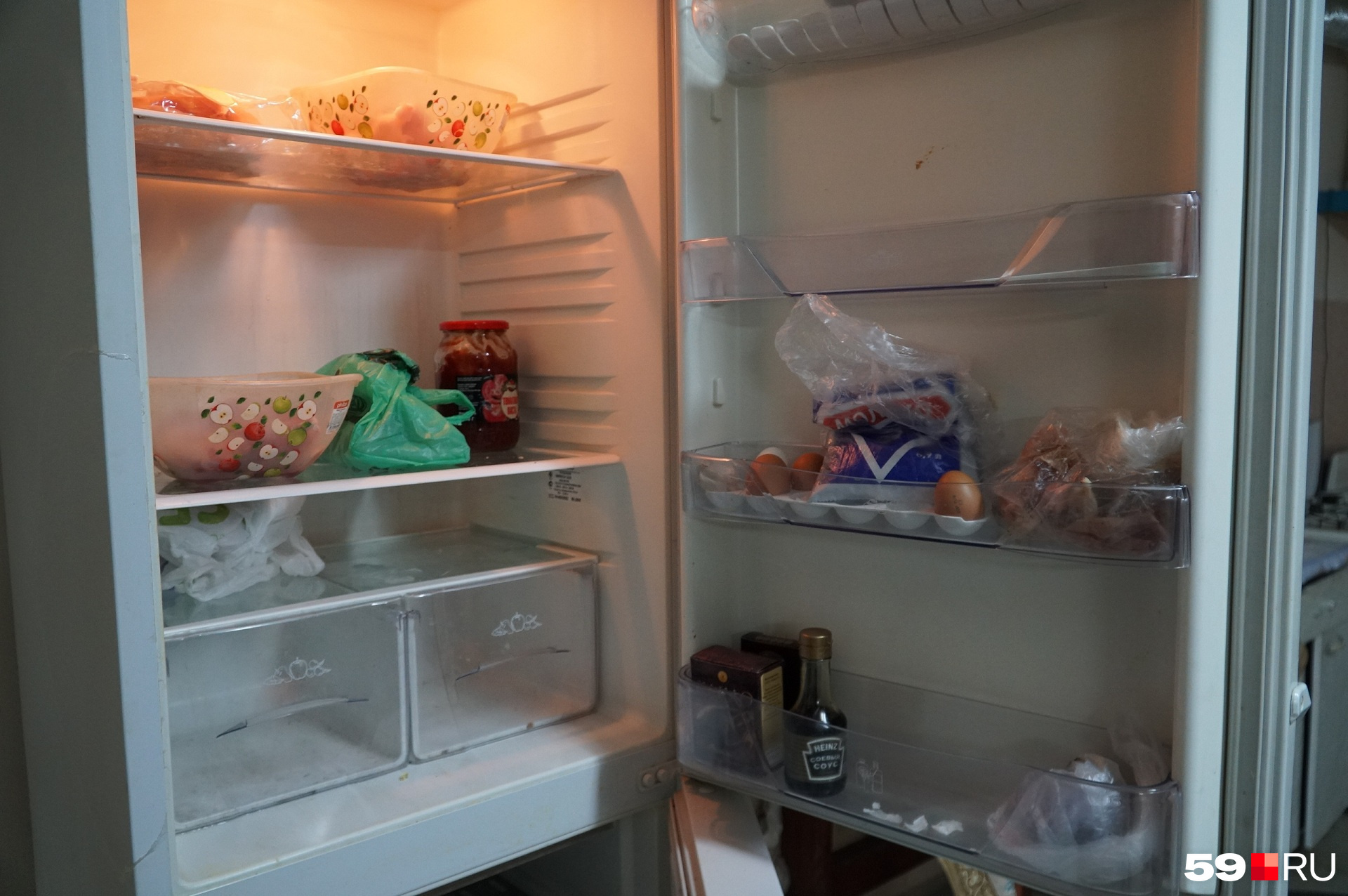 Холодильник — полупустой