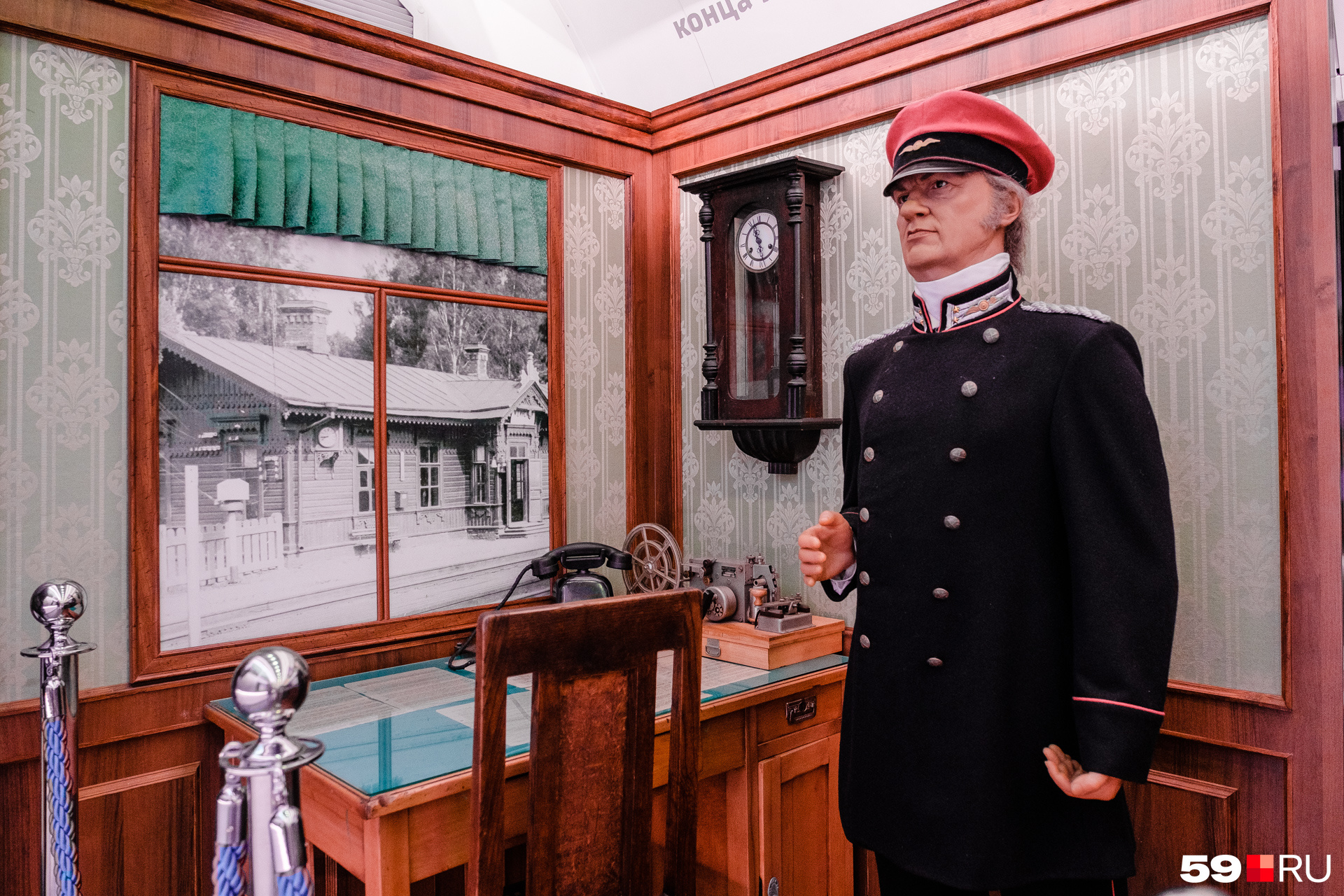 Перед вами начальник станции конца XIX — начала XX века в своем кабинете
