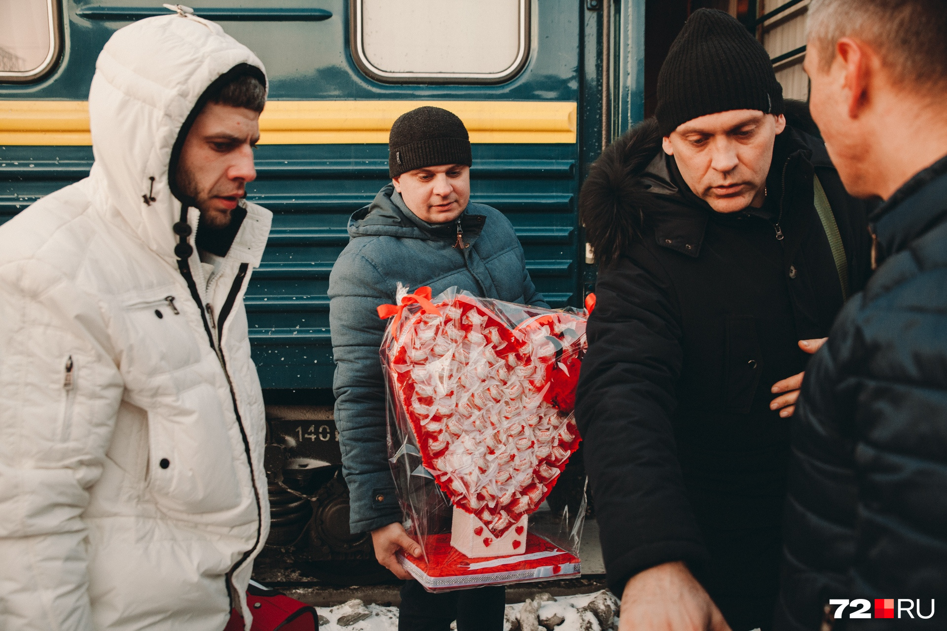 В Тюмени, в отличии от других городов, певца встречало не так уж и много людей. Только журналисты 72.RU и организаторы концерта. Правда, с появлением звезды на улице зевак у его вагона прибавилось В Тюмени, в отличии от других городов, певца встречало не так уж и много людей. Только журналисты 72.RU и организаторы концерта. Правда, с появлением звезды на улице зевак у его вагона прибавилось