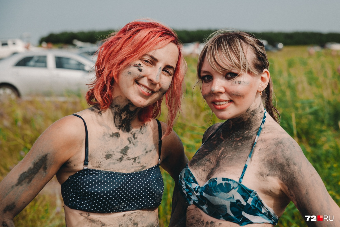 Наш фотограф Ирина Шарова и корреспондент Юлия Мальцева тоже не смогли устоять, чтобы не измазаться грязью Соленого озера