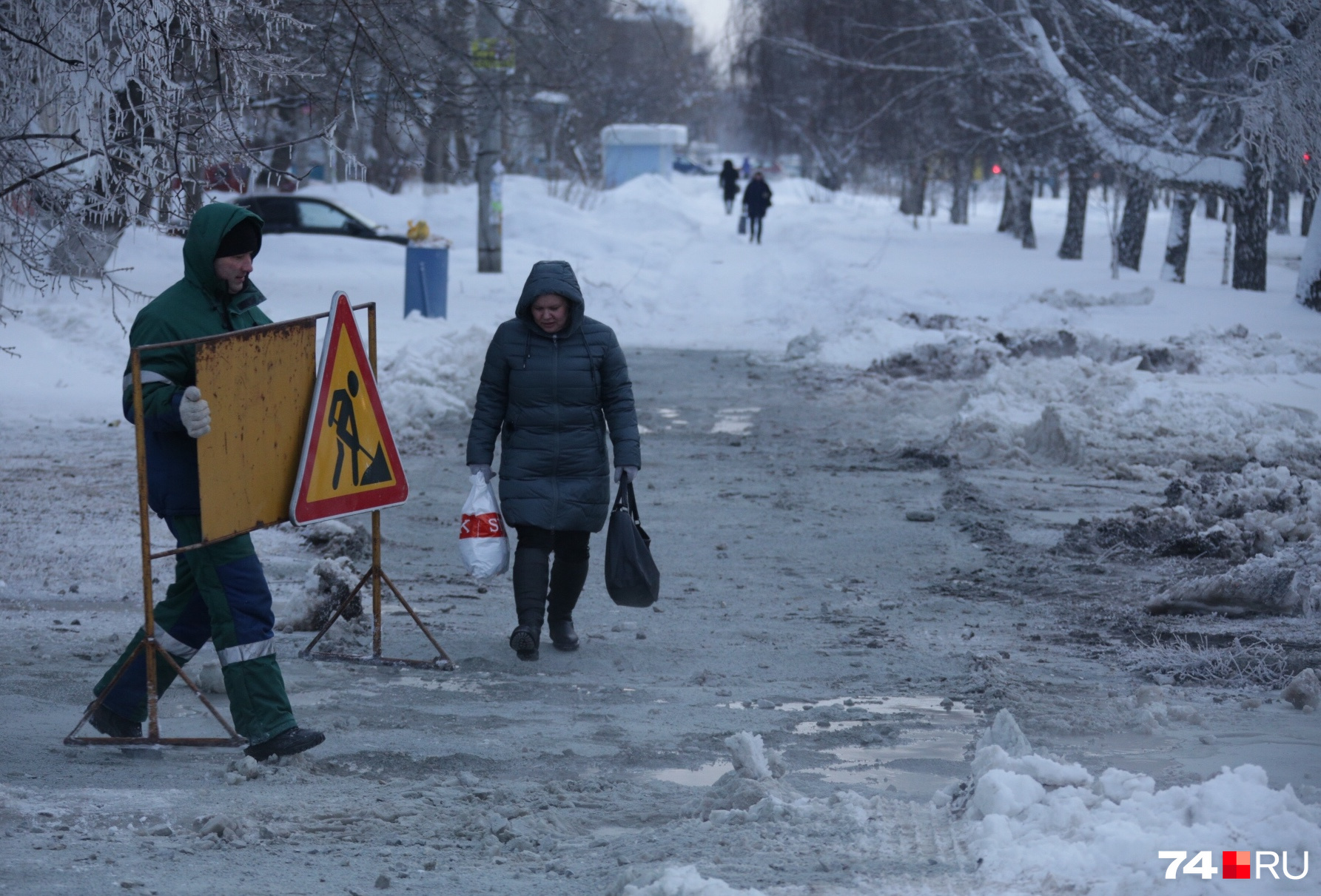 Прорвало трубу с горячей водой, которая растопила снег вокруг Прорвало трубу с горячей водой, которая растопила снег вокруг