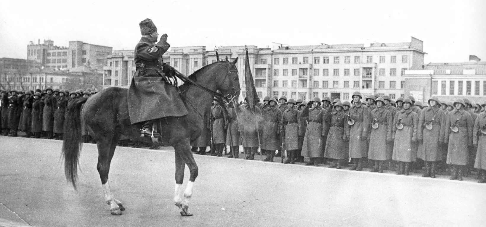 В каких городах россии проходил парад 1941. 7 Ноября 1941г парад в Куйбышеве. Парад 7 ноября 1941 года в Куйб. Пард Куйбышеве 7 ноября 1941 года. Военный парад 7 ноября в Куйбышеве.