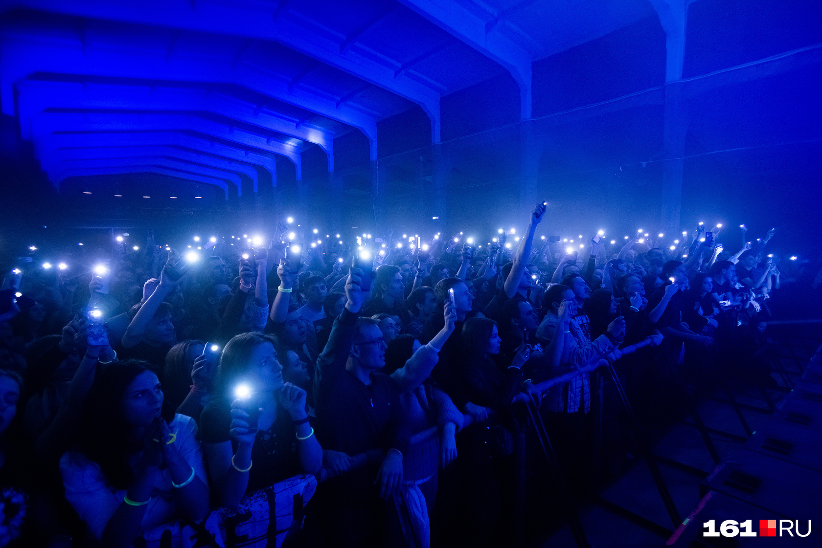Фанаты зажигали фонарики на телефонах на песне «Гореть»