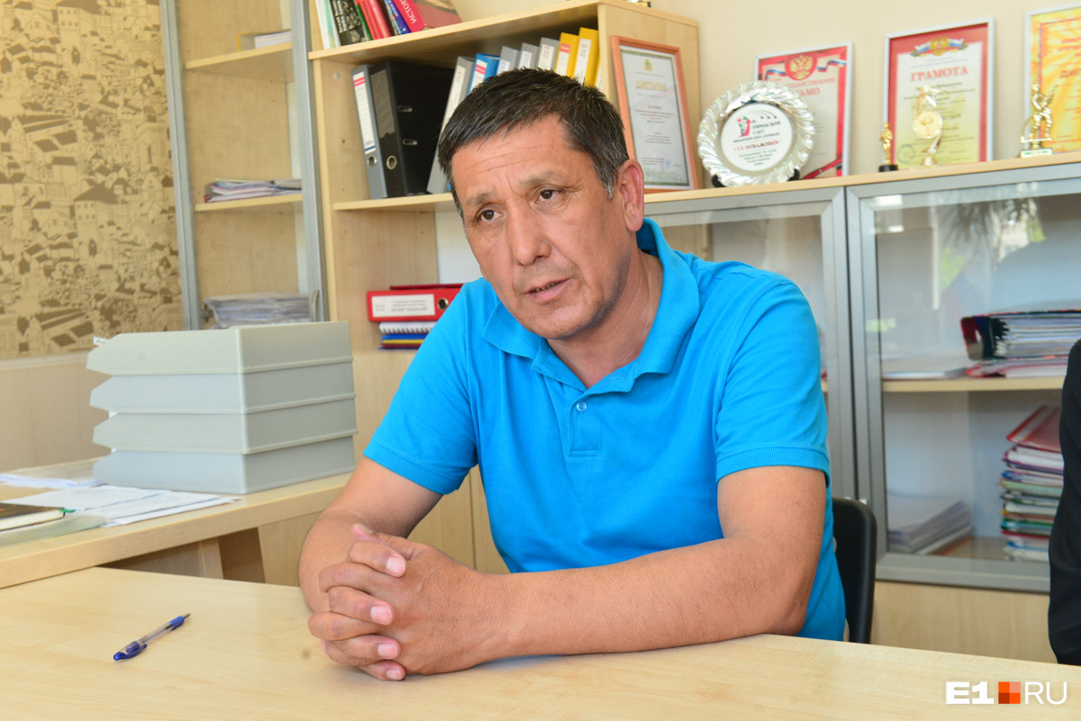 Нусрат Алихонов привёз детей, когда они уже были подростками. Всего за год занятий в 59-й школе сын Нусрата смог сдать экзамен и дальше пойти учиться в колледж Нусрат Алихонов привёз детей, когда они уже были подростками. Всего за год занятий в 59-й школе сын Нусрата смог сдать экзамен и дальше пойти учиться в колледж