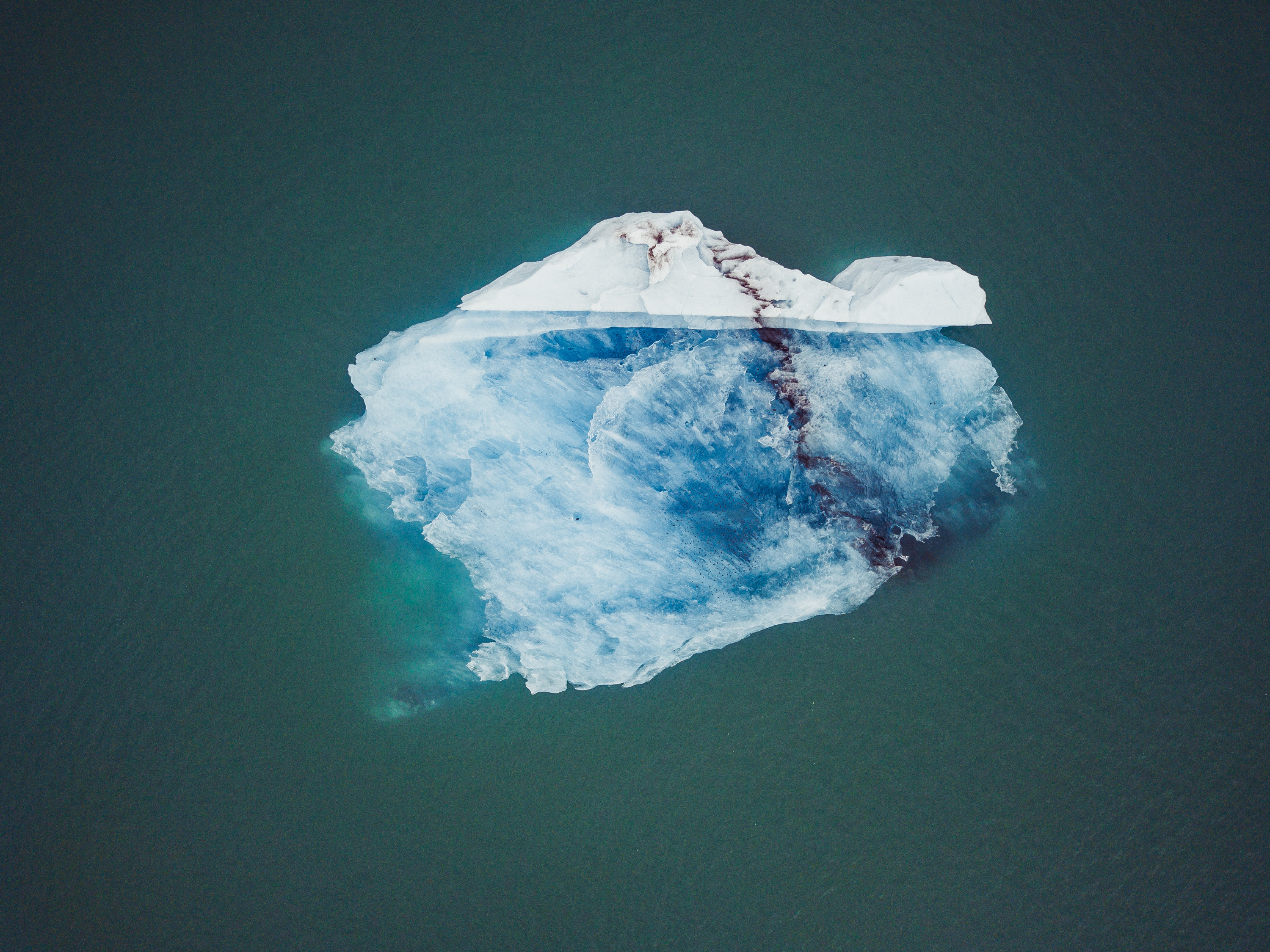 Айсберг с высоты кажется целым миром