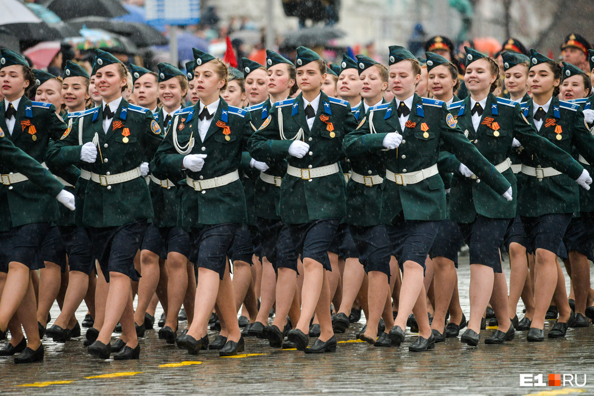 Фото девушек на параде 9 мая