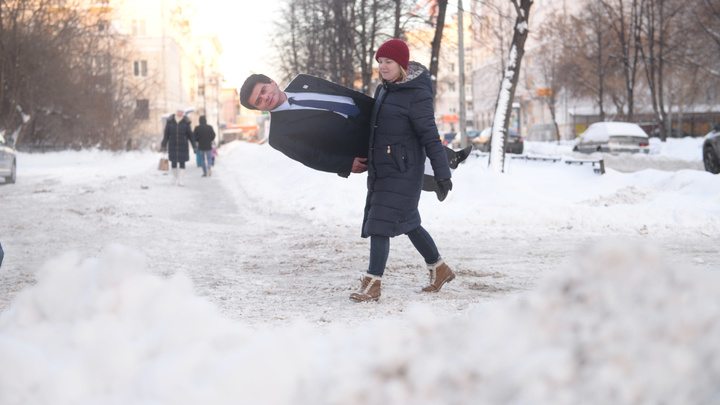 Снегомэр: измеряем высоту сугробов в Екатеринбурге Александром Высокинским
