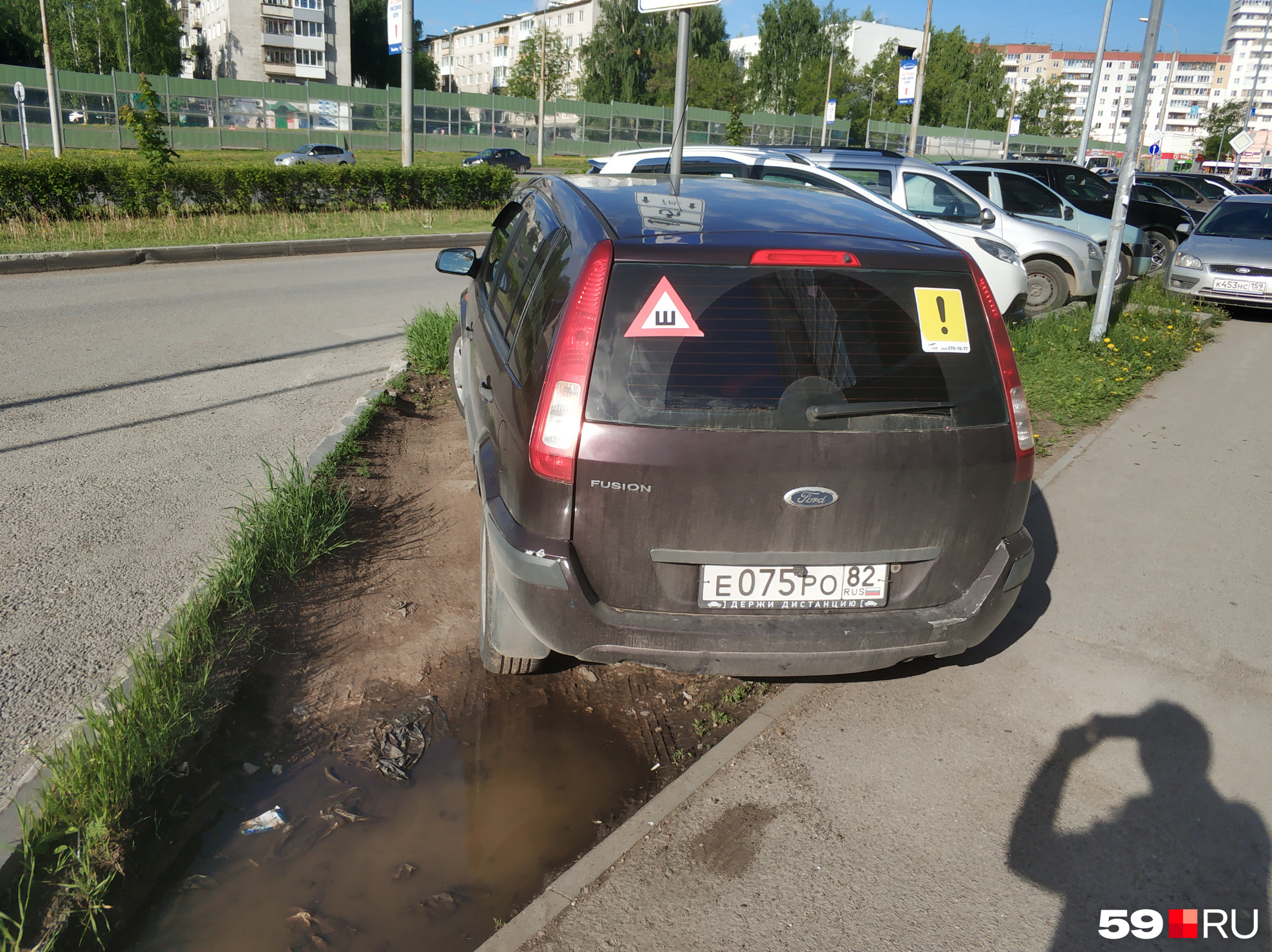 Автомобили не только мешают пешеходам, но и разносят грязь с обочин