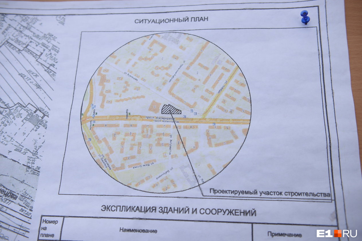 Место парковки на проспекте Космонавтов. Отсюда и будут заезжать те, кто оставит здесь машины 